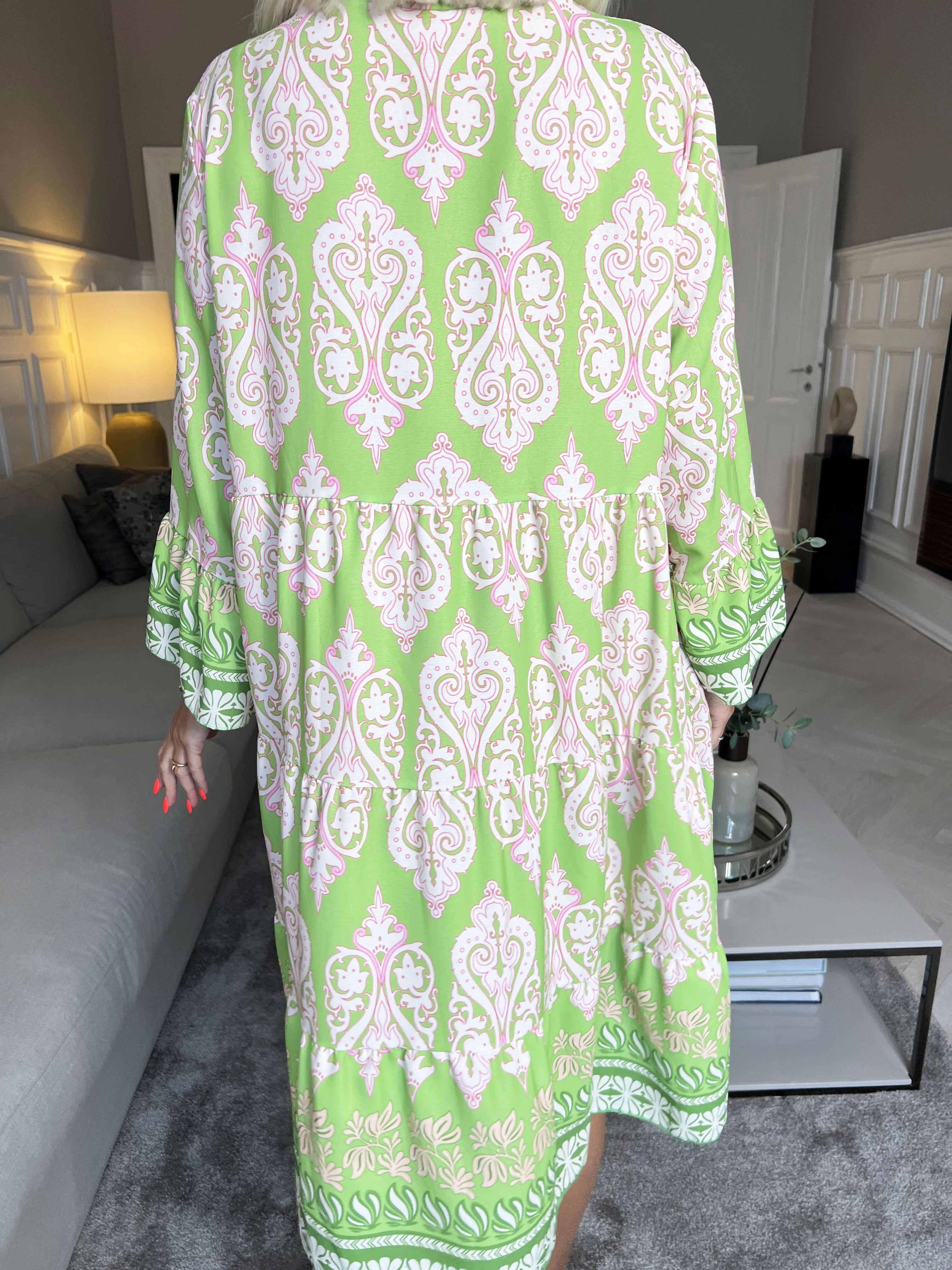 Vigdis - Sød mønstret kjole i lag på lag look